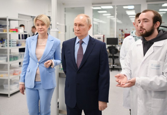 Russian President Vladimir Putin visits laboratory facilities of Sirius University of Science and Technology in Sochi, Russia December 1, 2022. Sputnik/Vladimir Astapkovich/Kremlin via REUTERS ATTENTION EDITORS - THIS IMAGE WAS PROVIDED BY A THIRD PARTY.