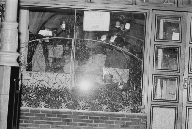 The front window of restaurant Spaghetti House during the siege in Knightsbridge, London, UK, 29th September 1975. (Photo by Evening Standard/Hulton Archive/Getty Images)