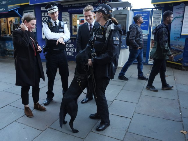 EMBARGOED TO 0001 FRIDAY SEPTEMBER 26 Home Office Minister Jess Phillips (left) with Metropolitan Police officers with a drug sniffer dog before boarding a party boat during a new spiking crackdown to coincide with freshers week, at New Scotland Yard in central London. Picture date: Thursday September 25, 2025. PA Photo. Photo credit should read: Jonathan Brady/PA Wire